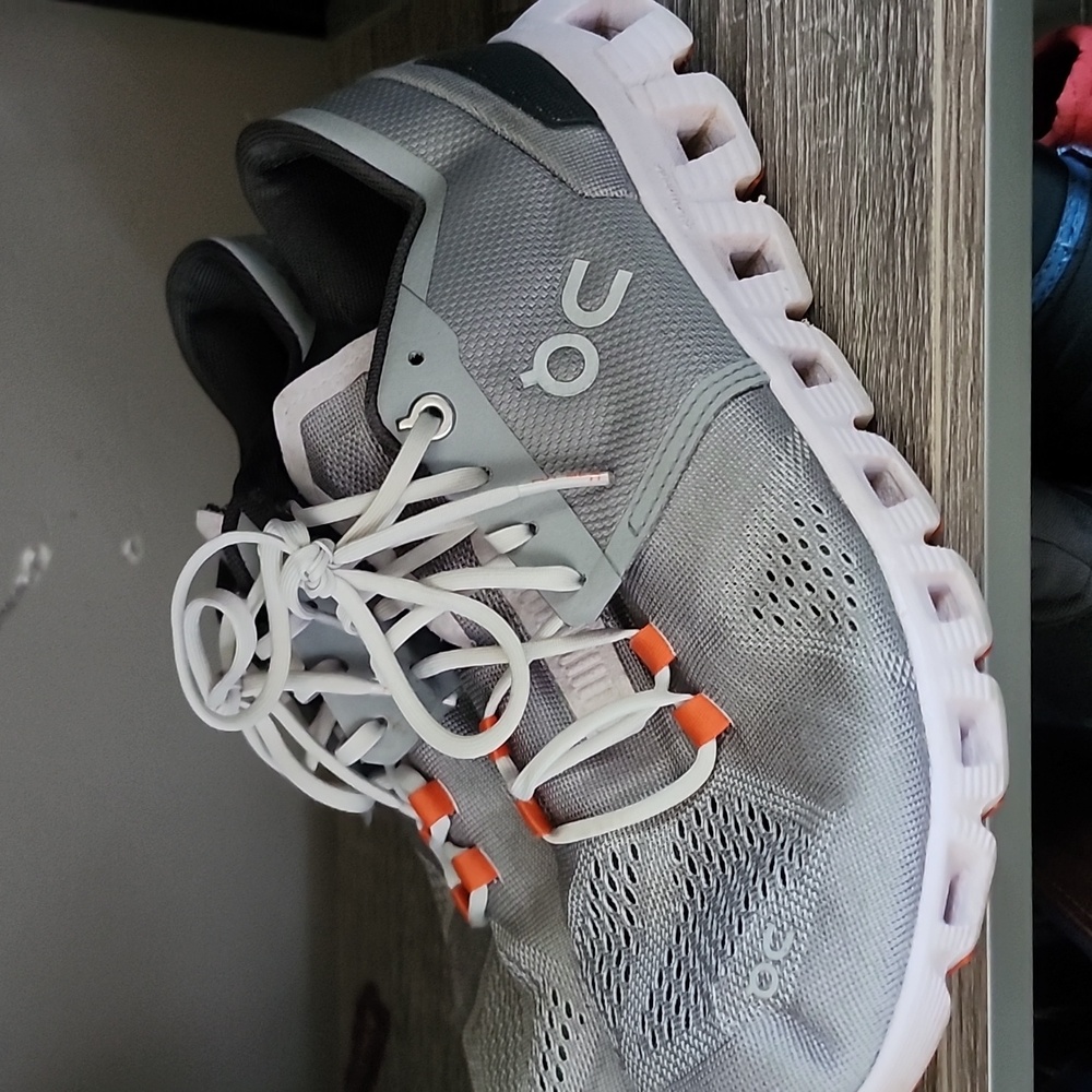 Used On Cloud Size 7.5 women's Alloy/lily